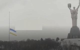 У Києві вітер пошкодив прапор України біля Батьківщини-матері, відео