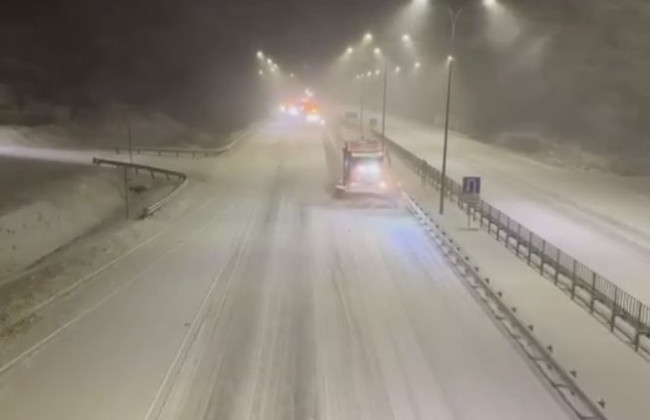 Снегопад, сильный ветер и гололед: непогода добралась до Киева