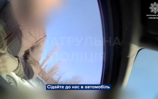 В Сумах патрульные оперативно доправили в больницу мужчину, который потерял палец на пилораме