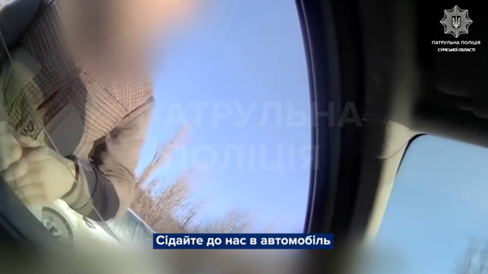 В Сумах патрульные оперативно доправили в больницу мужчину, который потерял палец на пилораме