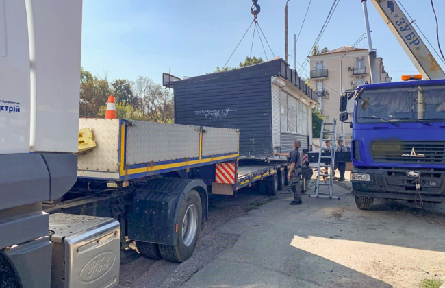 В Киеве убрали МАФы с территории рядом с перекрестком улиц Дорогожицкой и Елены Телиги