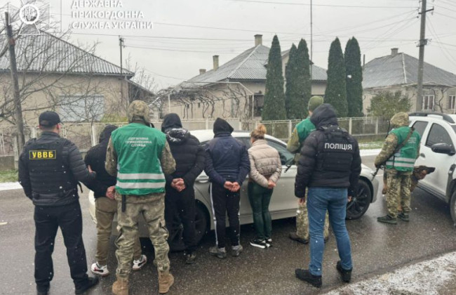 Создали «семейный бизнес» на уклонистах: на Закарпатье задержали дельцов, фото