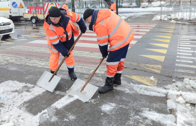 У Києві вулиці і дороги міста почали обробляли протиожеледними матеріалами
