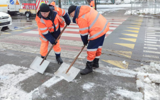 В Киеве улицы и дороги города начали обрабатывать противогололедными материалами