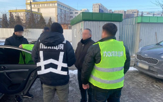 За 500 тысяч гривен обещал заасфальтировать дорогу возле дома: сообщено о подозрении столичному чиновнику