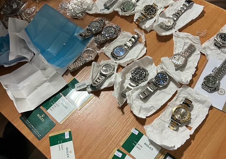 Львів’янин намагався пронести через «зелений коридор» годинники Rolex та діаманти на 12 млн гривень