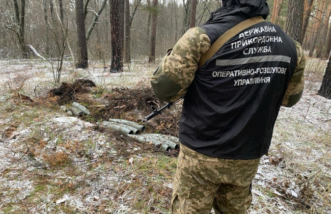 Пограничники нашли в Харьковской области российский тайник с боеприпасами, фото