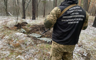 Прикордонники знайшли на Харківщині російський схрон з боєприпасами, фото