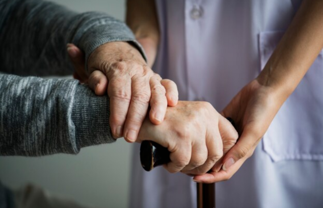 Одинокой пенсионерке удалось в суде разорвать договор пожизненного содержания и доказать, что сиделка не выполнила договоренностей