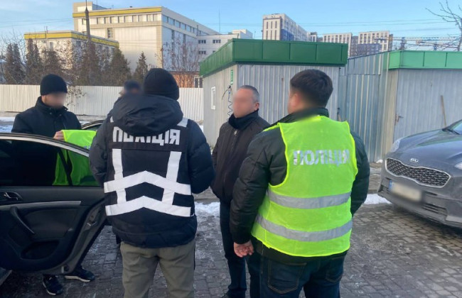 За 500 тысяч гривен обещал заасфальтировать дорогу возле дома: сообщено о подозрении столичному чиновнику