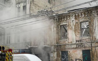 У Києві горить історична памʼятка архітектури, на місці якої раніше хотіли побудувати офісний центр: фото