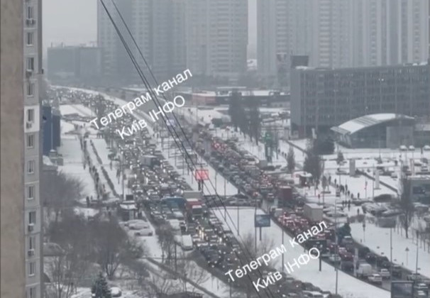 Из-за неблагоприятных погодных условий Киев стоит в пробках: видео