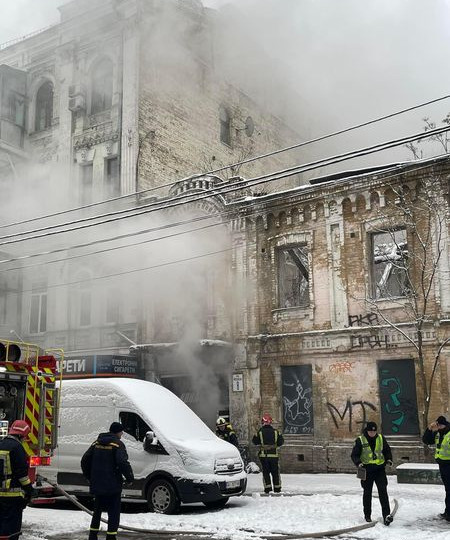 У Києві горить історична памʼятка архітектури, на місці якої раніше хотіли побудувати офісний центр: фото