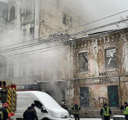 В Киеве горит исторический памятник архитектуры, на месте которого ранее хотели построить офисный центр: фото