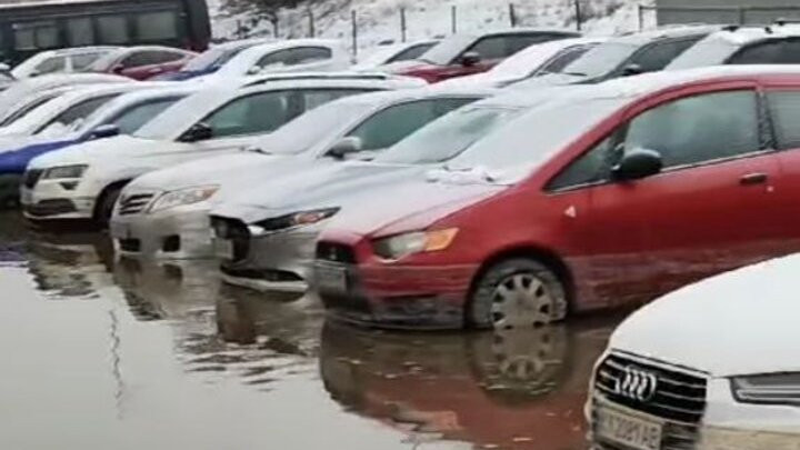 У Києві на Дарниці прорвало трубу: біля метро «Славутич» вода підтопила автостоянку, відео