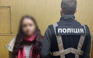 У Києві жінка під час прибирання будинку викрала у господаря $10 тисяч доларів: їй загрожує до 8 років за ґратами