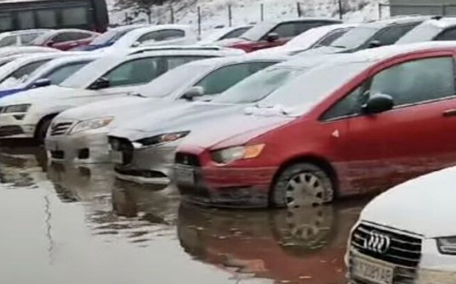 В Киеве на Дарнице прорвало трубу: возле метро «Славутич» вода подтопила автостоянку, видео