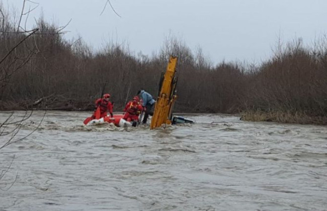 На Франковщине трактор с людьми упал в реку, видео