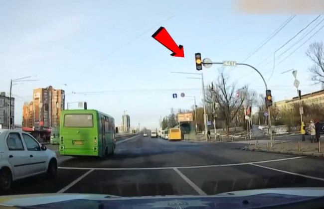Проїхав на жовтий сигнал світлофора – отримав штраф: у Києві покарали водія, відео