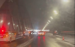 У Києві на дорогах утворилася ковзанка: відео