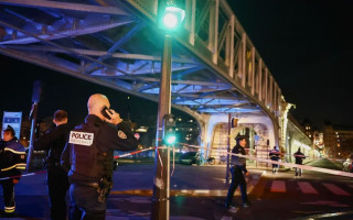 Біля Ейфелевої вежі в Парижі чоловік напав на групу туристів: один загиблий, двоє поранених