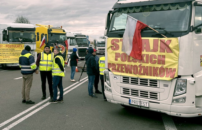 На кордоні з Польщі в Україну стоять понад 2,5 тисяч вантажівок