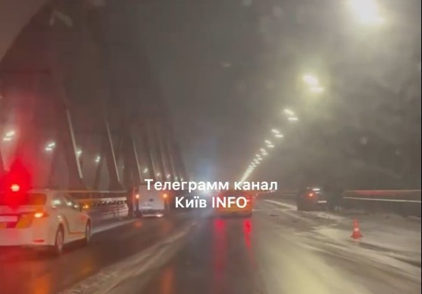 В Киеве на дорогах образовался каток: видео
