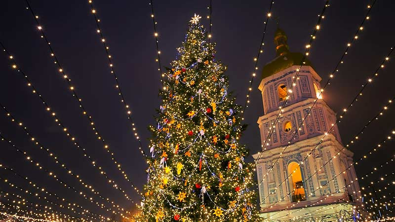 Без ярмарків та з комендантською годиною: як у Києві пройдуть зимові свята