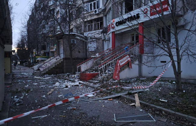Россияне обстреляли Херсон, попали по жилому дому: есть погибшая и пострадавшие, фото