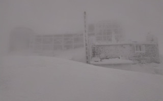 Сильный мороз и плохая видимость: Карпаты замело снегом