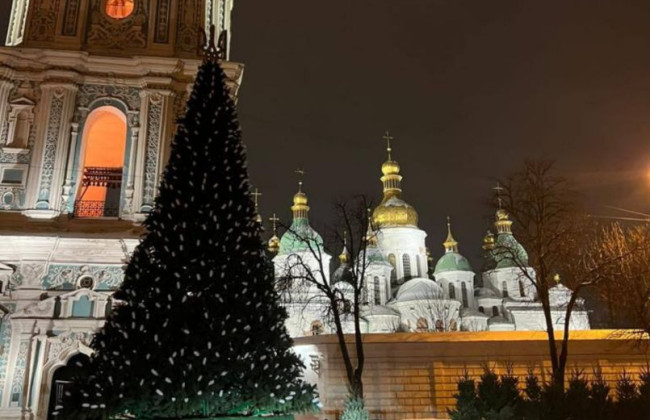 У центрі Києва встановили новорічну ялинку, фото