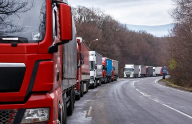 На границе с Польши в Украину стоят около 2,5 тысячи грузовиков, — ГПСУ