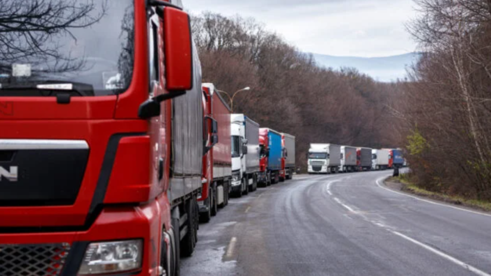 На границе с Польши в Украину стоят около 2,5 тысячи грузовиков, — ГПСУ