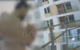 У Києві чоловік хотів вистрибнути з багатоповерхівки: як його рятували – відео