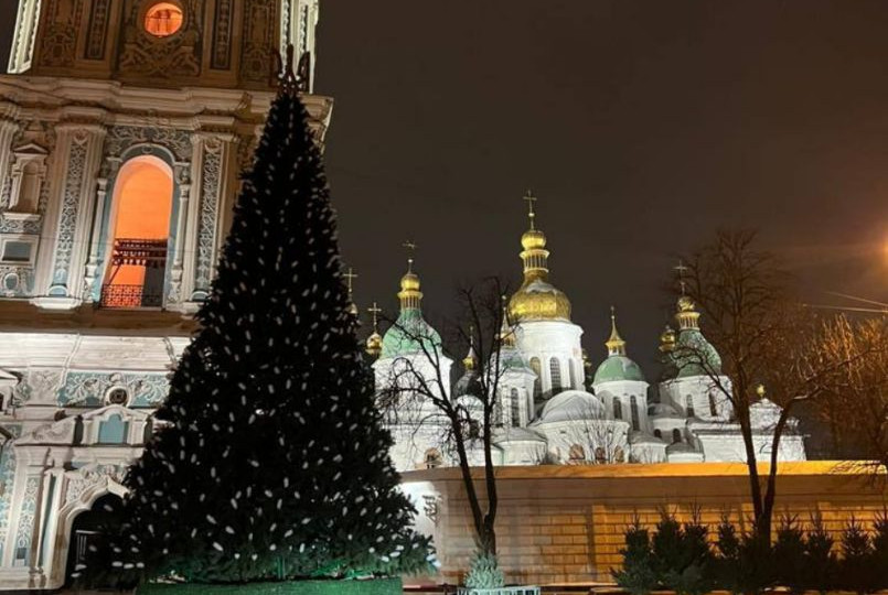 В центре Киева установили новогоднюю елку, фото