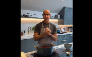 Звезда Голодных игр и Кингс Мэн Стэнли Туччи приготовил украинский борщ