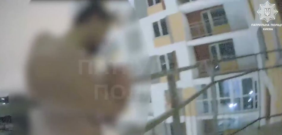 В Киеве мужчина хотел выпрыгнуть из многоэтажки: как его спасали – видео