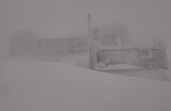 Сильный мороз и плохая видимость: Карпаты замело снегом