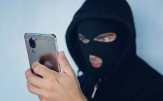 У Києві чоловік ошукав пенсіонерку на понад 200 000 грн за схемою «ваш родич потрапив у ДТП»