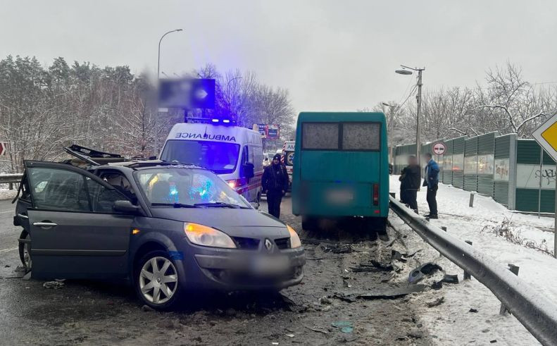 В Киевской области автобус попал в тройное ДТП: есть пострадавшие, фото