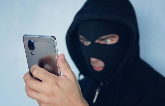 В Киеве мужчина обманул пенсионерку более чем на 200 000 грн по схеме «ваш родственник попал в ДТП»