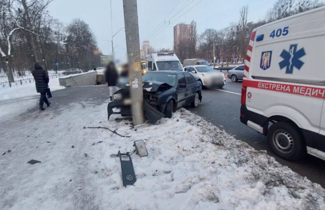 В Киеве произошло ДТП на Берестейском проспекте: движение транспорта в направлении центра затруднено