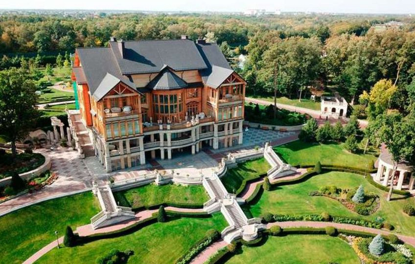 В парке Межигорье производили фальсификат — сладости, кофе, специи и вермишель.