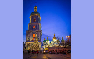 У Києві вже засяяла головна новорічна ялинка країни, фото