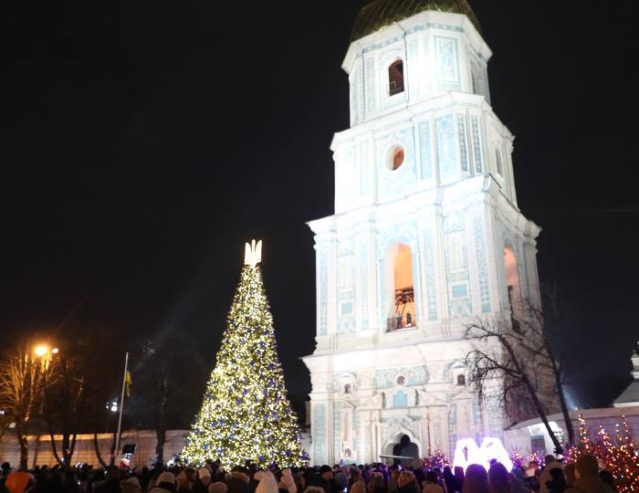 На Софийской площади в Киеве засияла главная новогодняя елка, фото
