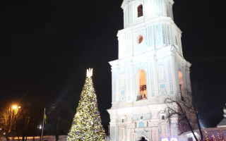 На Софійській площі у Києві засяяла головна новорічна ялинка, фото