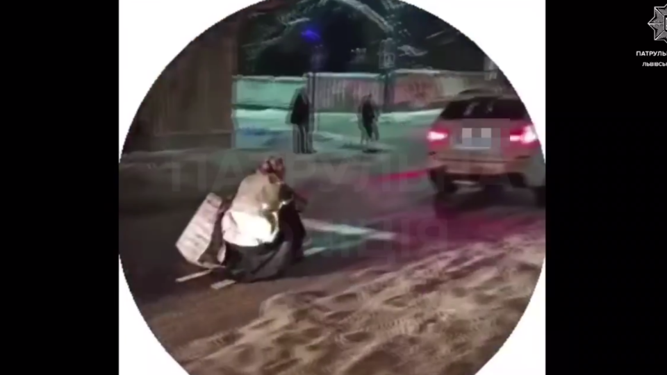 «Бабушка на лыжах»: во Львове оштрафовали переодетого мужчину и передали его данные в военкомат, видео