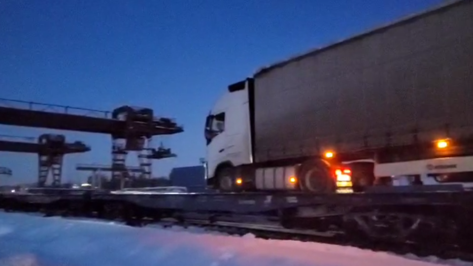 Укрзализныця отправила первую партию грузовиков через границу с Польшей в обход блокады, видео