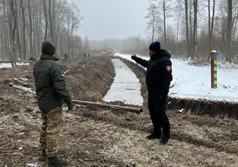 На границе с Беларусью строят новые оборонительные сооружения, фото