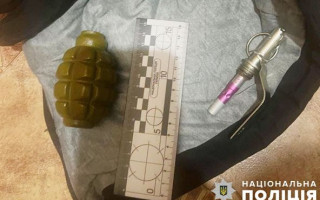 У Києві чоловік погрожував підірвати гранату під дверима сусіда